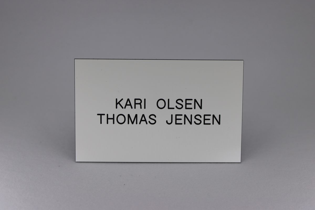 Std postkasseskilt Sandberg Trygg m/ 2-sidig tape, hvit m/svart 