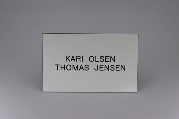 Hovedbilde Std postkasseskilt Sandberg Trygg m/ 2-sidig tape, hvit m/svart 