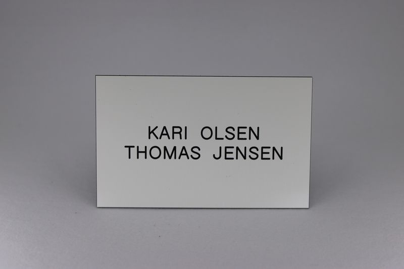 Postkasseskilt Sandberg standard Trygg m/ 2-sidig tape, hvit m/svart 