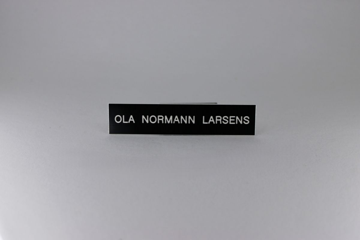 Postkasseskilt 79x17mm, svart plate med hvit tekst