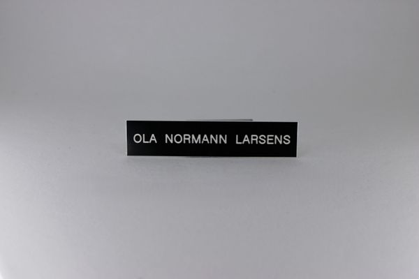 Hovedbilde Postkasseskilt 79x17mm, svart plate med hvit tekst