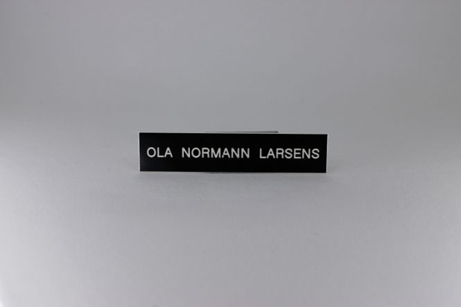 Hovedbilde Postkasseskilt 79x17mm, svart plate med hvit tekst