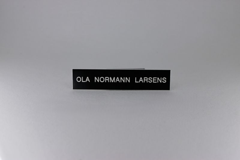 Postkasseskilt 79x17mm, svart plate med hvit tekst