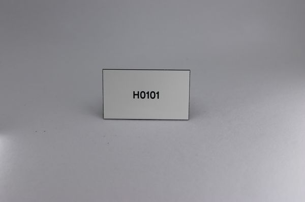 Hovedbilde Skilt for leilighetsnummer, hvit plate med svart tekst tilpasset lomme Sandbergkassen