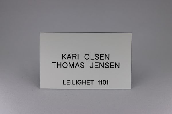 Hovedbilde Postkasseskilt Sandbergkassen, hvit plate med svart tekst