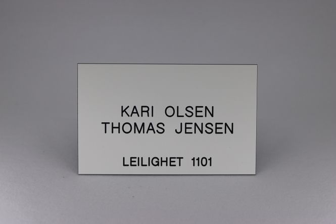 Hovedbilde Postkasseskilt Sandbergkassen, hvit plate med svart tekst