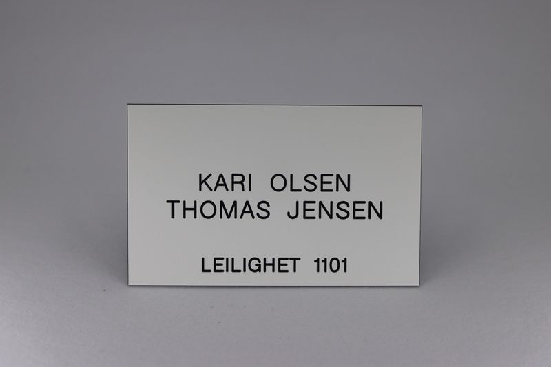 Postkasseskilt Sandbergkassen, hvit plate med svart tekst
