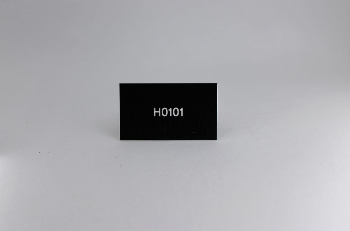 Skilt for leilighetsnummer, svart plate med hvit tekst tilpasset lomme Sandbergkassen